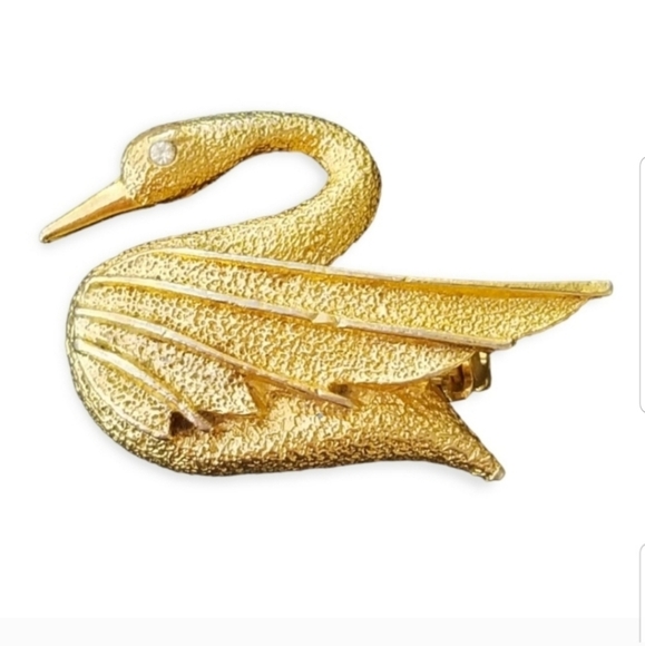 DUBARRY FIFTH AVENUE 1950S GOLDTONED TEXTURED WITH CRYSTAL EYE SWAN BROOCH - Picture 1 of 3